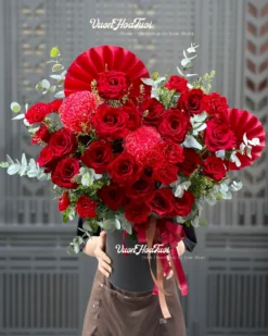Lẵng Hoa Hồng Đỏ Phối Cúc Mẫu Đơn
