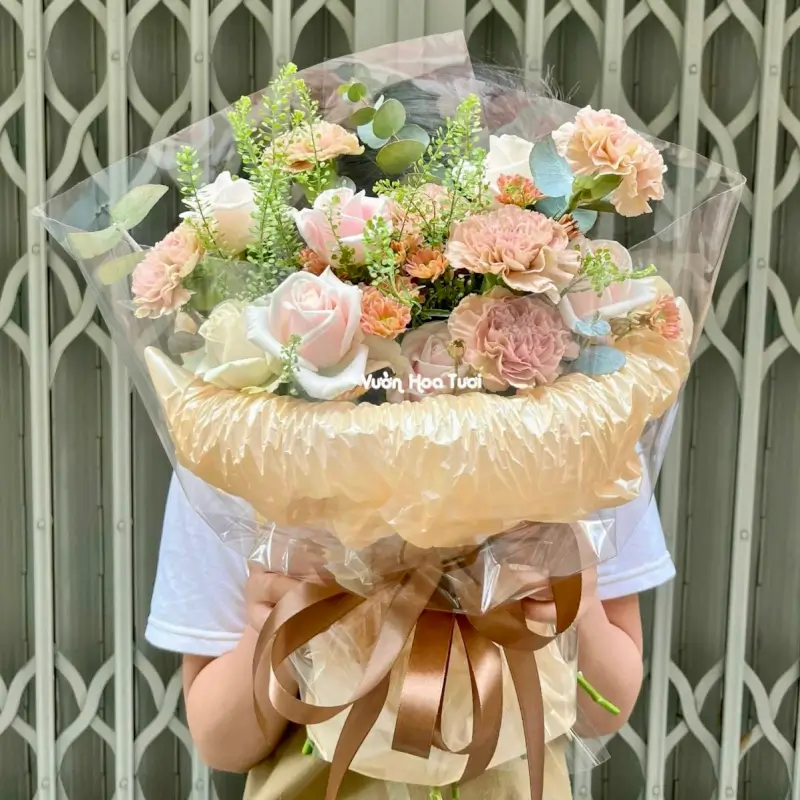 phiên bản về bó hoa sinh nhật phối hoa hồng cùng hoa cẩm chướng