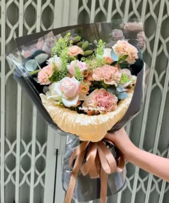 phiên bản về bó hoa sinh nhật phối hoa hồng cùng hoa cẩm chướng nâu nhẹ
