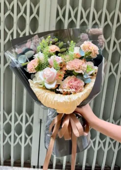 phiên bản về bó hoa sinh nhật phối hoa hồng cùng hoa cẩm chướng nâu nhẹ