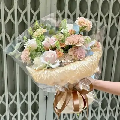 phiên bản về bó hoa sinh nhật phối hoa hồng cùng hoa cẩm chướng