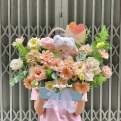 mẫu giỏ hoa được làm từng những bông hoa tươi và chú gấu xinh