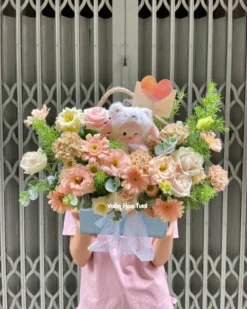 mẫu giỏ hoa được làm từng những bông hoa tươi và chú gấu xinh