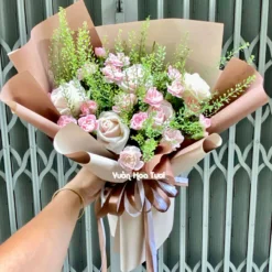 bó hoa hồng kem cẩm chướng_giấy nâu