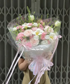 Mẫu bó hoa tulip phối cùng hoa hồng kem xinh tươi