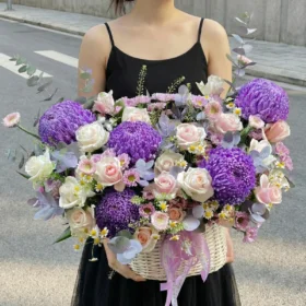 Giỏ hoa sinh nhật vương giả tím sang trọng tại Vườn Hoa Tươi