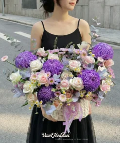 Giỏ hoa sinh nhật vương giả tím sang trọng tại Vườn Hoa Tươi