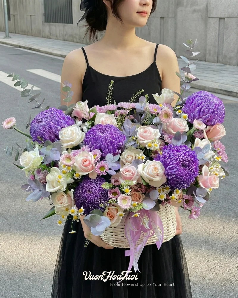 Giỏ hoa sinh nhật vương giả tím sang trọng tại Vườn Hoa Tươi