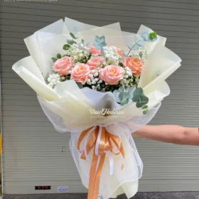 Bó hoa bó từ hoa hồng shimmer phối cùng hoa baby trắng tặng sinh nhật.