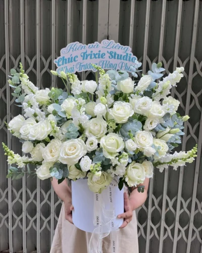 lẵng hoa hồng trắng mừng sinh nhật