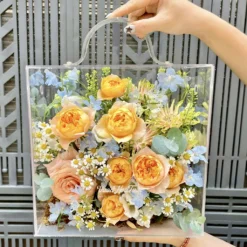 Vali hoa tươi hay hộp hoa mica bằng hoa tươi từ hoa hồng Juliet và Dephinium