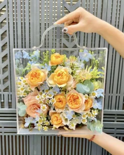 Vali hoa tươi hay hộp hoa mica bằng hoa tươi từ hoa hồng Juliet và Dephinium