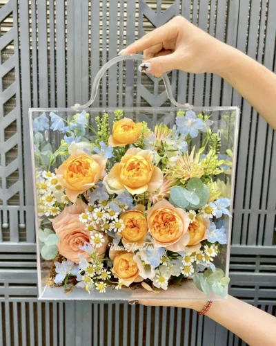 Vali Hoa Tươi Mica Delphinium Juliet Vali hoa tươi hay hộp hoa mica bằng hoa tươi từ hoa hồng Juliet và Dephinium
