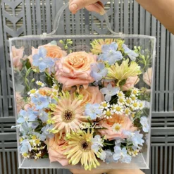 Một hộp hoa dịu dàng và xinh xắn được sáng tạo trong hộp hoa mica với Shimmer và Delphinium