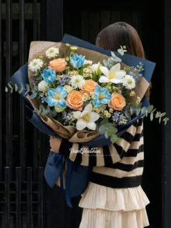 Bó hoa Tulip Peach Meadow Harmony màu cam đào sang trọng được thiết kế bởi Vườn Hoa Tươi