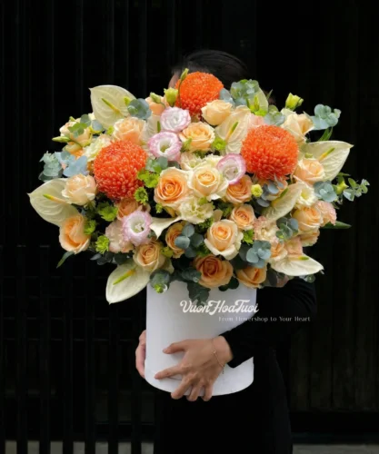 Lẵng hoa chúc mừng phụ nữ tone hồng cam pastel nhẹ nhàng tại Vườn Hoa Tươi.