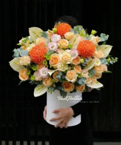 Lẵng hoa chúc mừng phụ nữ tone hồng cam pastel nhẹ nhàng tại Vườn Hoa Tươi.