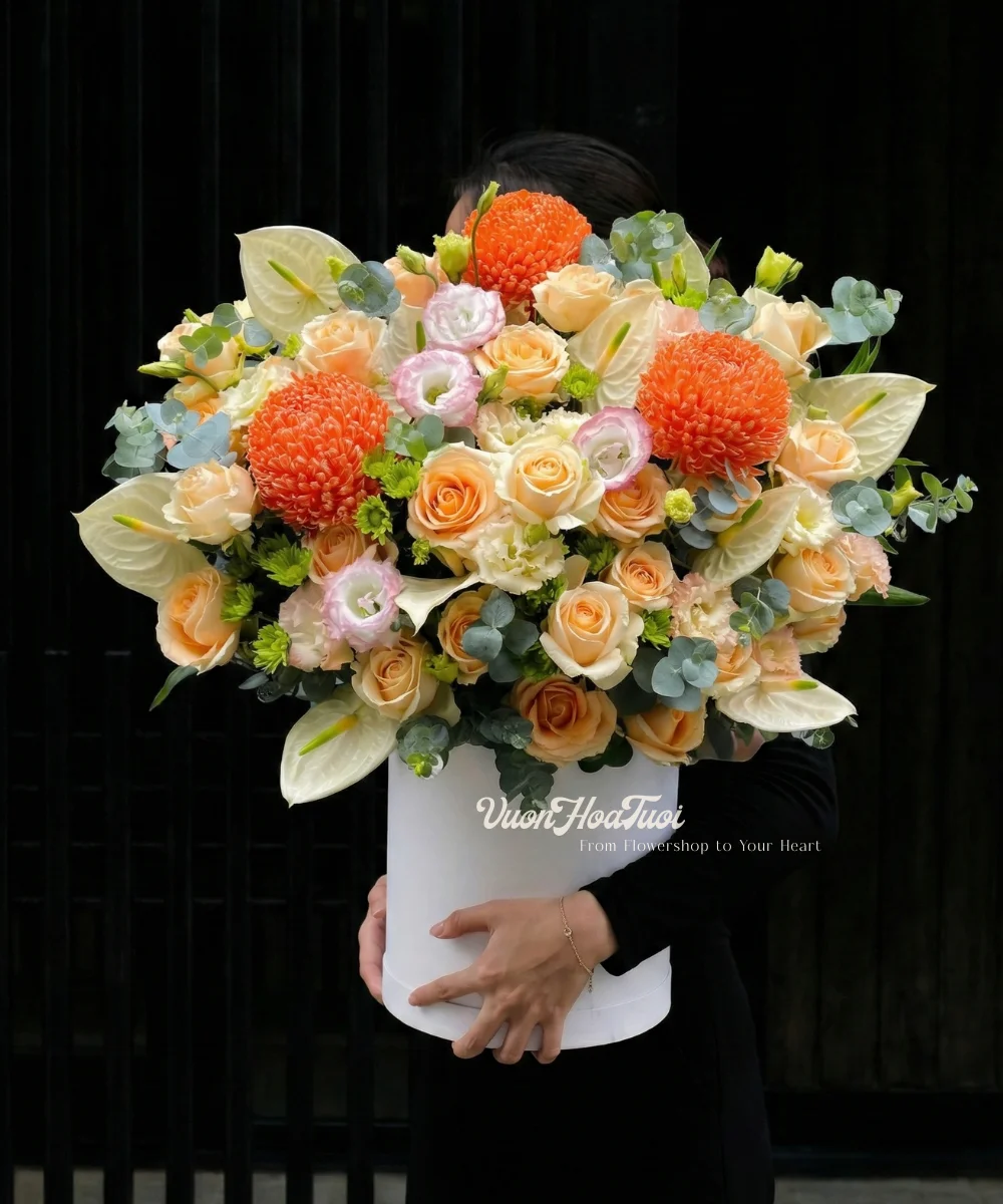 Lẵng hoa chúc mừng phụ nữ tone hồng cam pastel nhẹ nhàng tại Vườn Hoa Tươi.