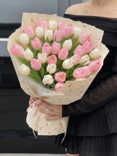 Bó Hoa Tulip được làm từ 20 Bông tulip trắng và 20 bông tulip hồng