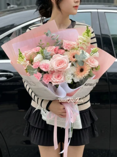 Ohara Lady White Bó hoa tươi hồng Ohara Lady White kết hợp cẩm chướng và lá bạc tuyệt đẹp từ Vườn Hoa Tươi.