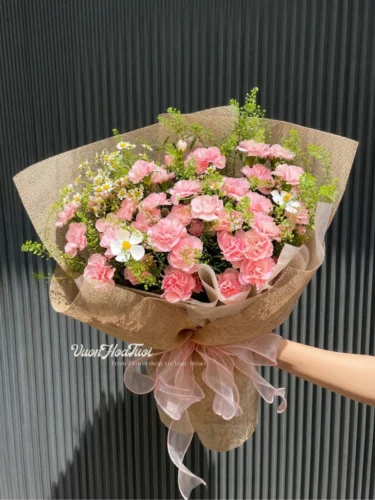 Bó hoa cẩm chướng chùm kết hợp hoa cúc gỗ từ Vườn Hoa Tươi chính là sự lựa chọn hoàn hảo