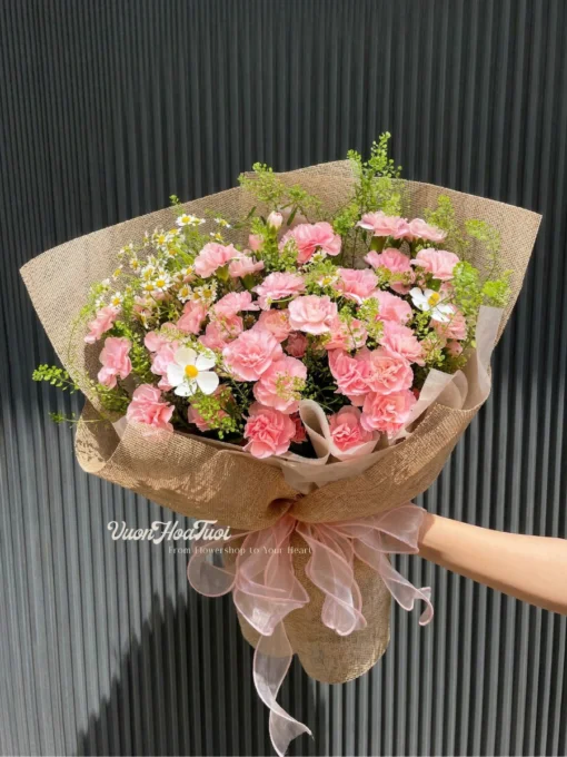 Bó hoa cẩm chướng chùm kết hợp hoa cúc gỗ từ Vườn Hoa Tươi chính là sự lựa chọn hoàn hảo