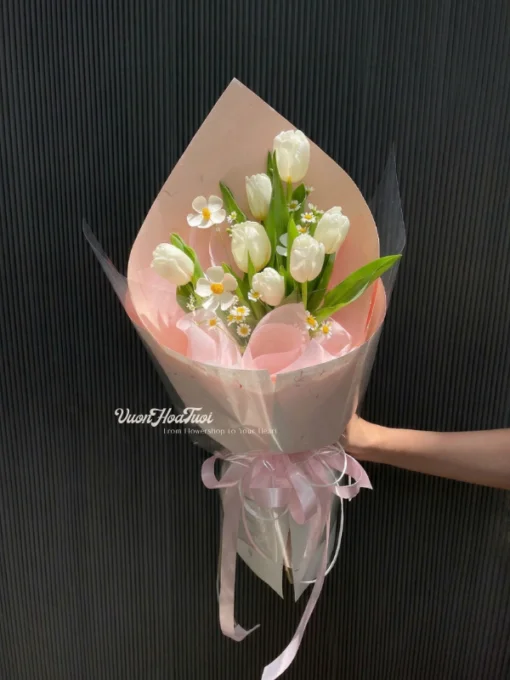 Bó hoa tươi Tulip Pure Touch chính là lựa chọn không thể bỏ qua. Được thiết kế độc quyền bởi Vườn Hoa Tươi, mẫu hoa này mang đến một cảm giác nhẹ nhàng, tựa như một "cú chạm" thuần khiết vào tâm hồn.