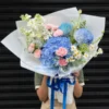 Tươi trẻ Bó hoa cẩm tú cầu Hydra Blue Mix Daisy kết hợp mẫu đơn xanh tặng sinh nhật, tốt nghiệp. Giao tận nơi HCM từ Vườn Hoa Tươi. Đặt hoa ngay!
