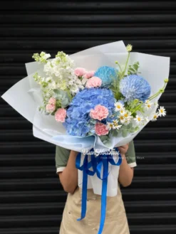Tươi trẻ Bó hoa cẩm tú cầu Hydra Blue Mix Daisy kết hợp mẫu đơn xanh tặng sinh nhật, tốt nghiệp. Giao tận nơi HCM từ Vườn Hoa Tươi. Đặt hoa ngay!
