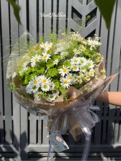 Bó hoa Funny Smile Green And White thiết kế hiện đại tại Vườn Hoa Tươi.