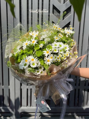 Bó hoa Funny Smile Green And White thiết kế hiện đại tại Vườn Hoa Tươi.