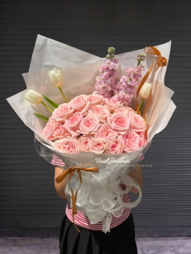 1. Mô Tả SEO Ảnh Sản Phẩm (SEO Image Meta Description): Ngọt ngào cùng Bó Hoa Hồng Ohara Bên Em mix tulip trắng thanh khiết tặng sinh nhật, kỷ niệm. Vườn Hoa Tươi giao tận nơi HCM siêu tốc. Đặt hoa ngay!