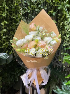 Ngọt ngào Bó Hoa Lisianthus White and Org với cát tường trắng cam và cúc tana mộc mạc tặng kỷ yếu, sinh nhật. Đặt Vườn Hoa Tươi HCM giao ngay!