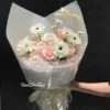Bó hoa mây trắng bồng bềnh tặng người thương Vườn Hoa Tươi gồm hoa hồng kem, đồng tiền trắng và daisy trắng