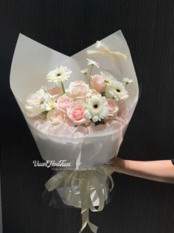 Bó hoa mây trắng bồng bềnh tặng người thương Vườn Hoa Tươi gồm hoa hồng kem, đồng tiền trắng và daisy trắng