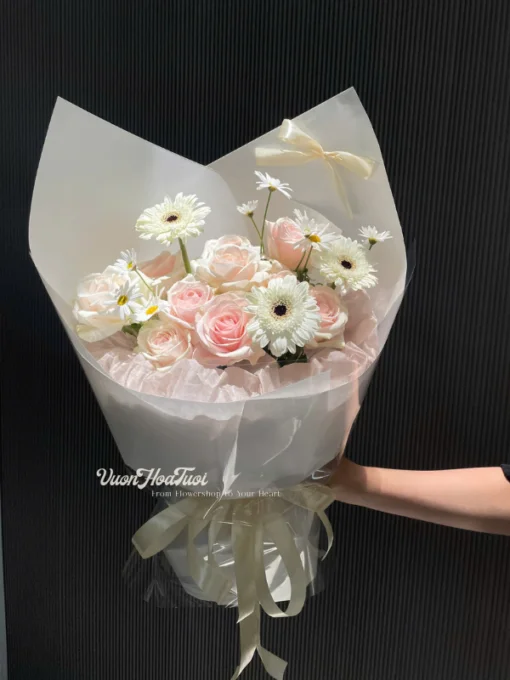 Bó hoa mây trắng bồng bềnh tặng người thương Vườn Hoa Tươi gồm hoa hồng kem, đồng tiền trắng và daisy trắng