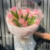 Bó hoa tươi Tulip Pink Rosy Cloud gồm 10 bông tulip Hà Lan màu hồng gói giấy ren phong cách Hàn Quốc từ Vườn Hoa Tươi