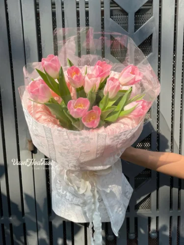 Bó hoa tươi Tulip Pink Rosy Cloud gồm 10 bông tulip Hà Lan màu hồng gói giấy ren phong cách Hàn Quốc từ Vườn Hoa Tươi