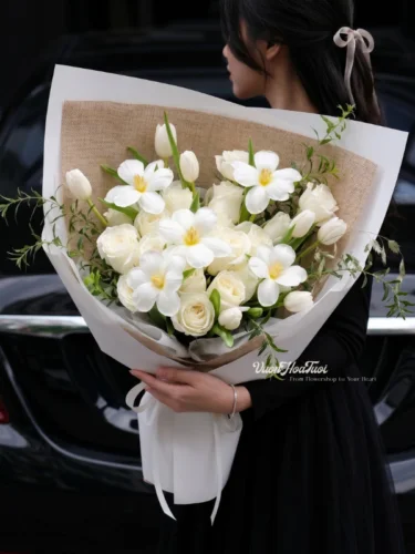 Ngọt ngào bó hoa Tulip White Sweetie gồm 10 bông tulip và hồng trắng tinh khôi tặng sinh nhật người yêu. Giao nhanh tận nơi HCM bởi Vườn Hoa Tươi. Đặt ngay!