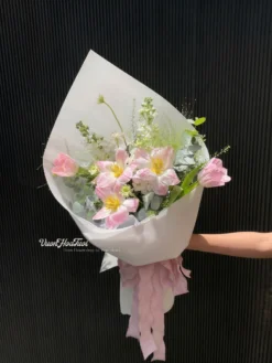 Bó hoa tươi Pink Tulip Wisher OZ màu hồng lãng mạn thiết kế bởi Vườn Hoa Tươi