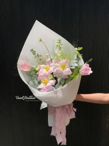 Bó hoa tươi Pink Tulip Wisher OZ màu hồng lãng mạn thiết kế bởi Vườn Hoa Tươi