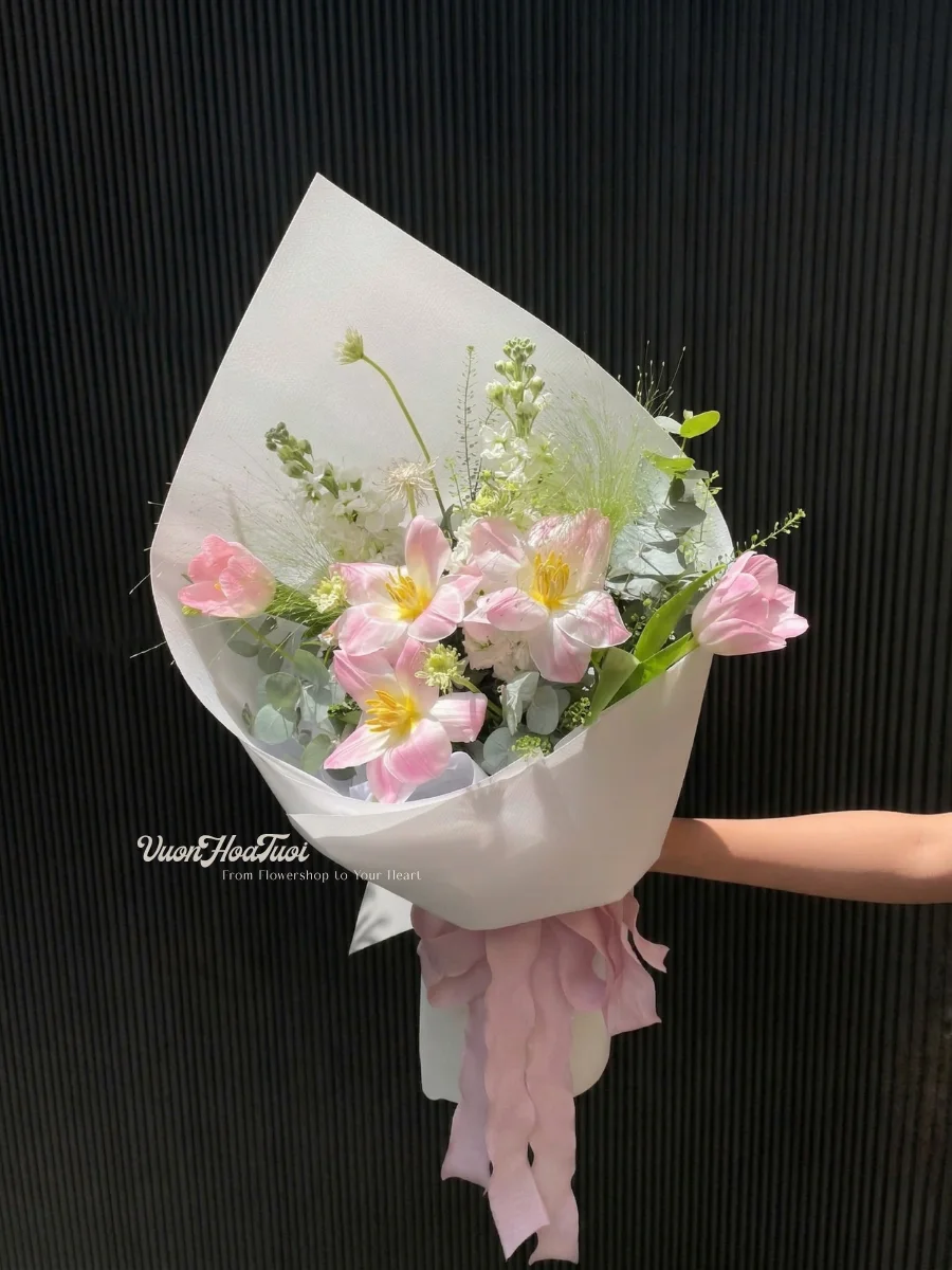 Bó hoa tươi Pink Tulip Wisher OZ màu hồng lãng mạn thiết kế bởi Vườn Hoa Tươi