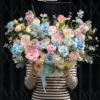 Giỏ hoa Rạng rỡ Azure Dream Garden Basket với hồng xanh huyền bí và tulip hồng, món quà khai trương tinh tế từ Vườn Hoa Tươi. Giao nhanh 60p tại Hồ Chí Minh. Đặt ngay!