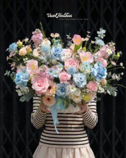 Giỏ hoa Rạng rỡ Azure Dream Garden Basket với hồng xanh huyền bí và tulip hồng, món quà khai trương tinh tế từ Vườn Hoa Tươi. Giao nhanh 60p tại Hồ Chí Minh. Đặt ngay!
