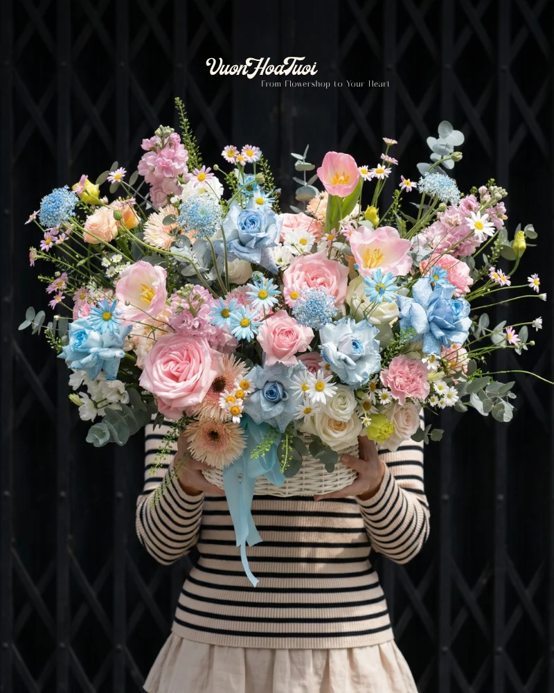 Azure Dream Garden Basket Giỏ hoa Rạng rỡ Azure Dream Garden Basket với hồng xanh huyền bí và tulip hồng, món quà khai trương tinh tế từ Vườn Hoa Tươi. Giao nhanh 60p tại Hồ Chí Minh. Đặt ngay!