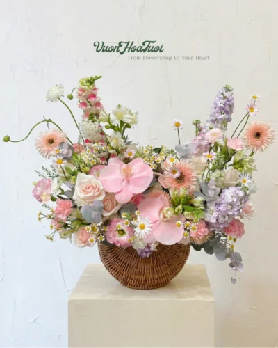 Ngọt ngào cùng Giỏ Hoa Tươi Đắm Say Hồng mix lan hồ điệp và hồng kem dâu tặng sinh nhật. Giao hoa tận nơi HCM từ Vườn Hoa Tươi, đặt ngay!