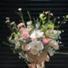 Đắm chìm vào Giỏ Hoa Tươi Sắc Màu Tinh Tế mix hồng pastel ngọt ngào, món quà sinh nhật hoàn hảo. Đặt hoa tại Vườn Hoa Tươi giao hỏa tốc TPHCM ngay hôm nay!