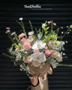 Đắm chìm vào Giỏ Hoa Tươi Sắc Màu Tinh Tế mix hồng pastel ngọt ngào, món quà sinh nhật hoàn hảo. Đặt hoa tại Vườn Hoa Tươi giao hỏa tốc TPHCM ngay hôm nay!