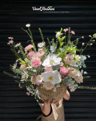Sắc Màu Tinh Tế Đắm chìm vào Giỏ Hoa Tươi Sắc Màu Tinh Tế mix hồng pastel ngọt ngào, món quà sinh nhật hoàn hảo. Đặt hoa tại Vườn Hoa Tươi giao hỏa tốc TPHCM ngay hôm nay!
