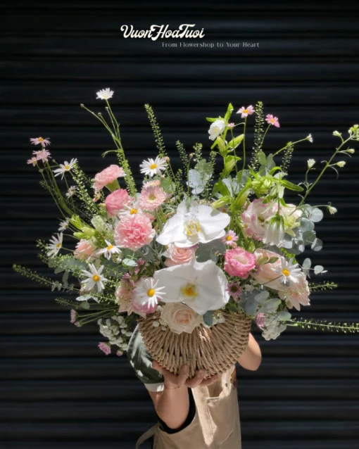 Đắm chìm vào Giỏ Hoa Tươi Sắc Màu Tinh Tế mix hồng pastel ngọt ngào, món quà sinh nhật hoàn hảo. Đặt hoa tại Vườn Hoa Tươi giao hỏa tốc TPHCM ngay hôm nay!